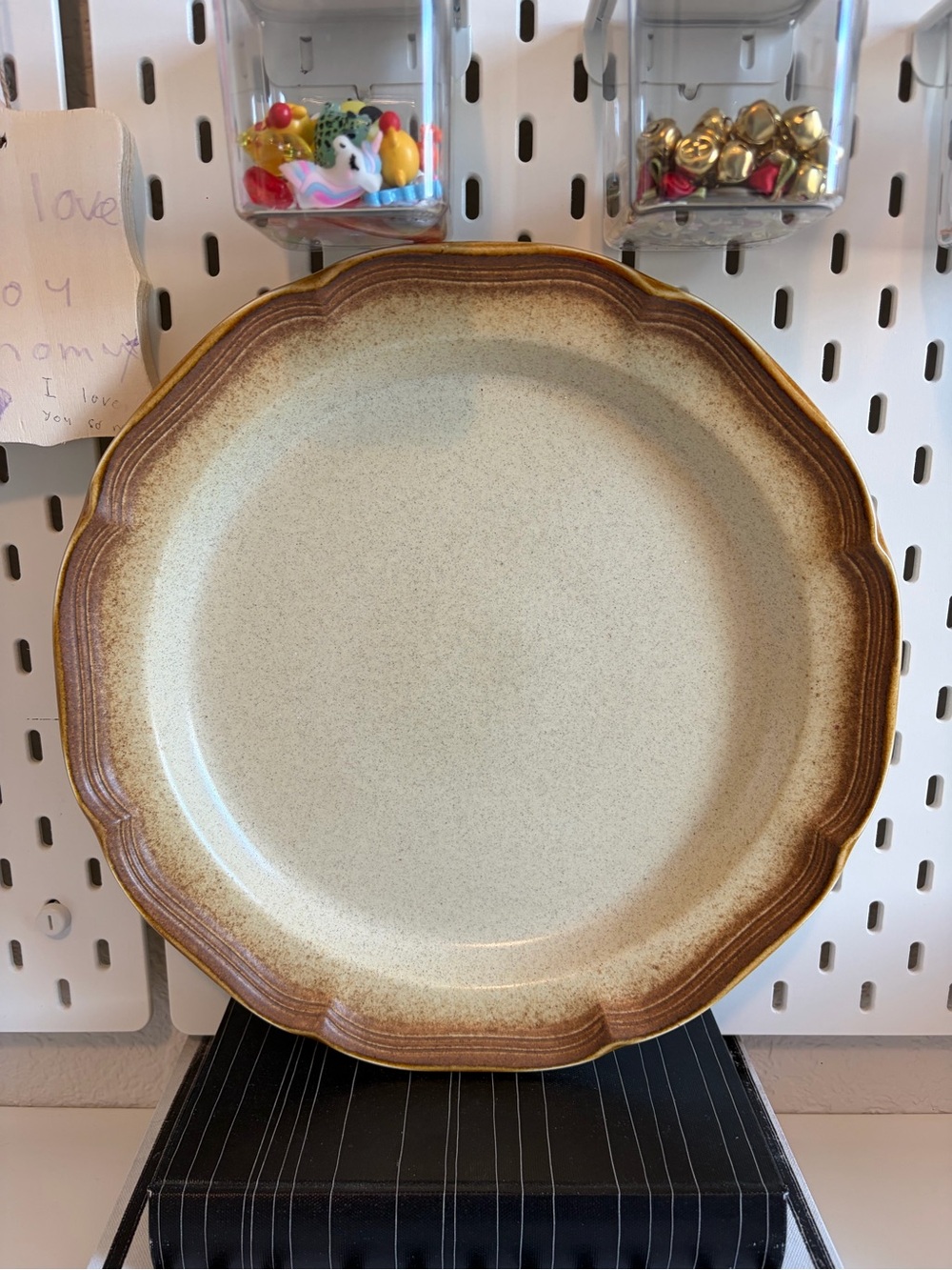12.5 Mikasa Whole Wheat Scalloped Stoneware Dinner Plate in Cream and Brown